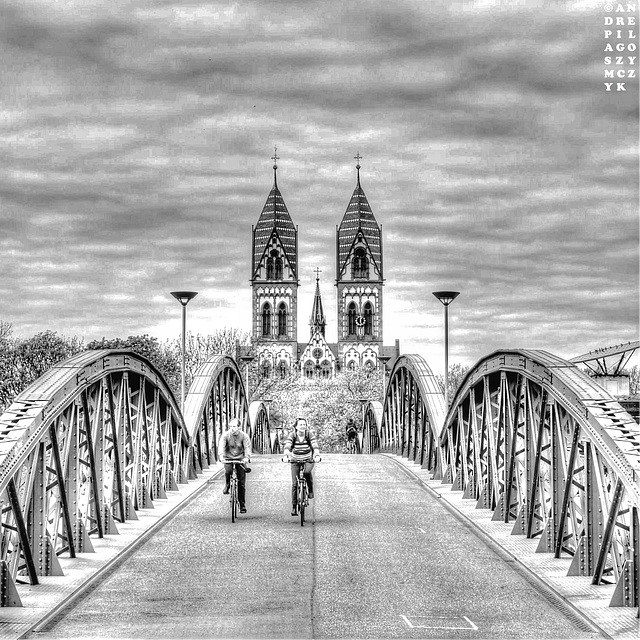 Freiburg, Wiwilíbrücke (Blaue Brücke) overexposed