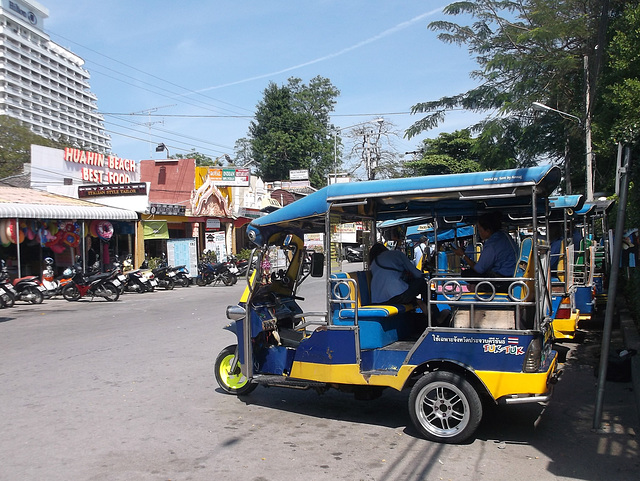 Tuk-tuk kebab / Brochettes de Tuk-tuk en attente