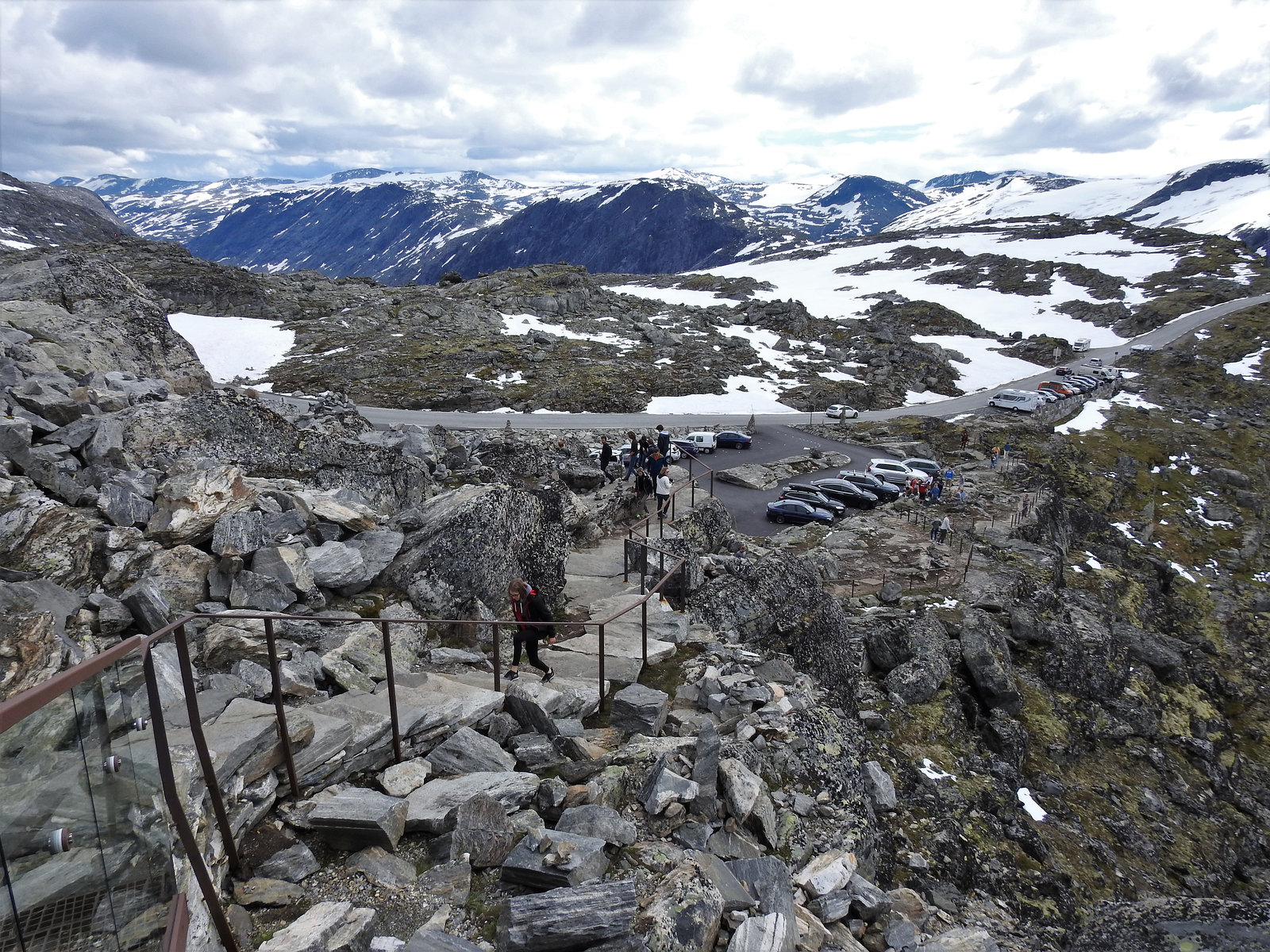 Blick vom Dalsnibba nach Gegenüber.