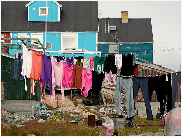 Oggetti appesi : un bucato colorato ad asciugare tra i ghiacci della Groenlandia