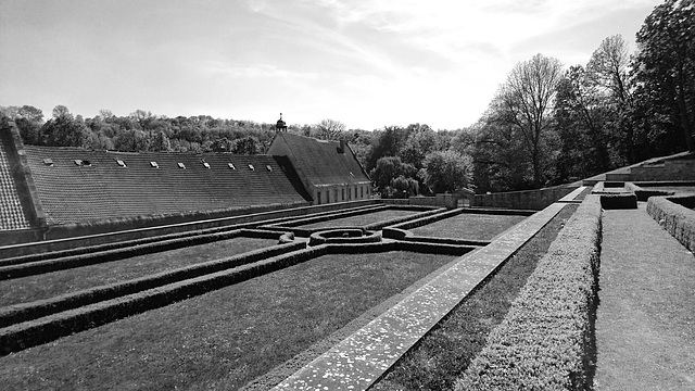 Blick auf das Gut St. Ulrich von den Teehaus Terrassen