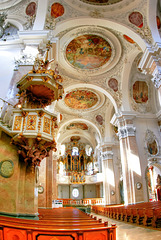 Füssen: Klosterkirche St. Mang. Kanzel und Orgel. ©UdoSm