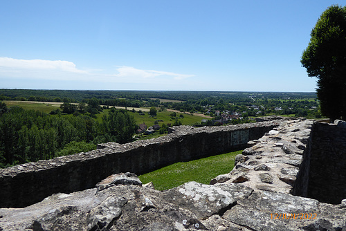 vue des remparts de SAINTE SUZANNE