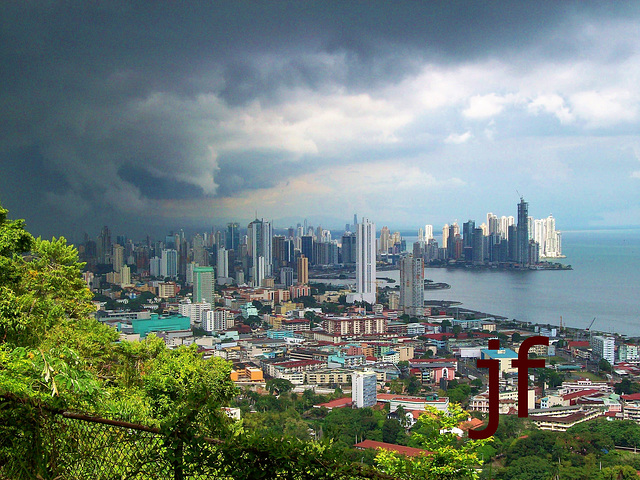 Tempesta sobre la Ciutat de Panamà des del Cerro Ancón-Panamà