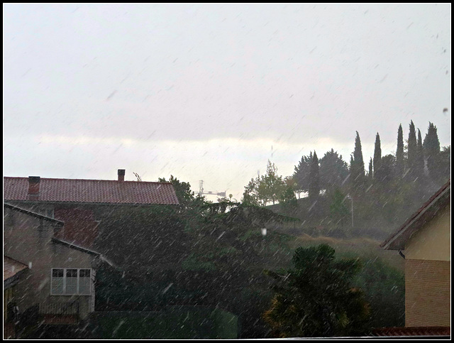 Detrás de los cristales llueve y llueve...