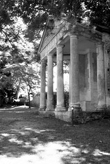 Temple de la pleureuse - Château de Canon