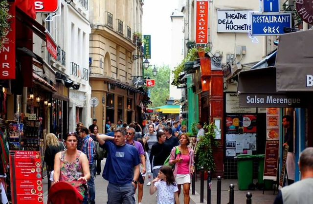 ... rue de la Huchette à Paris au mois d'août  ...