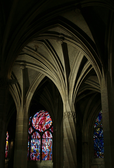 Unique en son genre , la colonne torse de l'église Saint-Séverin à Paris .