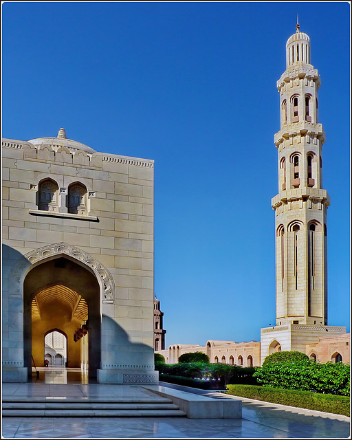 Mascate : una galleria illuminata all'esterno della moskea Sultan Qaboos