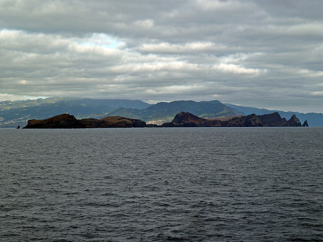 Die Ostspitze der Insel Madeira, im Lichtschimmer die Ortschaft Canical