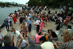 Le plaisir de guincher sur les quais de Seine