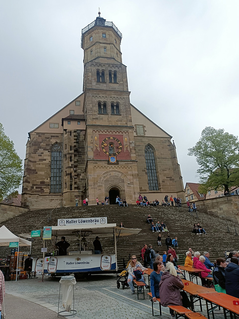 da kommen die Leute zur Kirche -)