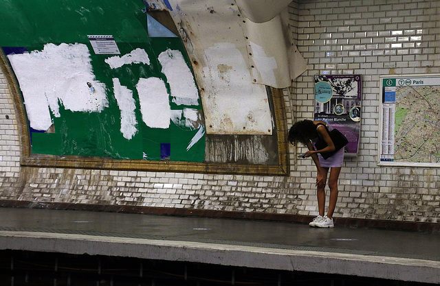 A l'épreuve du temps . Station de métro vétuste , sans rénovation depuis plus de 100 ans