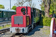 Schmalspur-Feldbahnzug mit Diesellok V 7201 (Deutz „OMZ 122“)