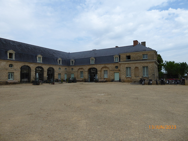 aux anciens commerces DOUE- LA -FONTAINE (49) 2/2