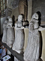 totnes church, devon, c17 tomb effifies of christopher blackhall's four wives (2)