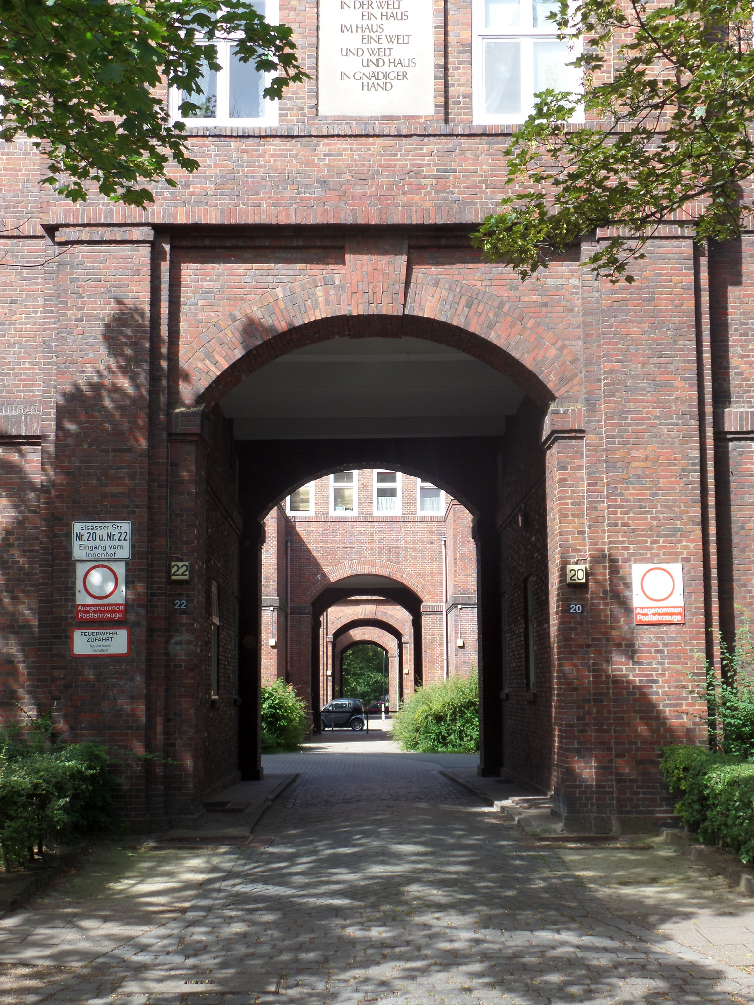 Toreinfahrt an der Elsässerstraße in Hamburg