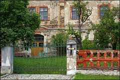 Zaun schützt ziemlich zauseliges Zuhause Zaun schützt ziemlich zauseliges Zuhause