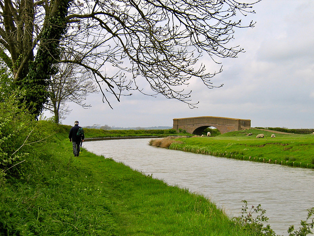 Footbridge over the Oxford Canal carrying the footpath between Stoneton Manor (right) to Wormleighton