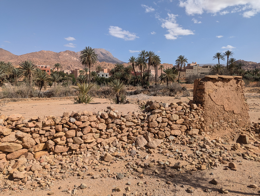 Clôture de pierres et paysage marocain