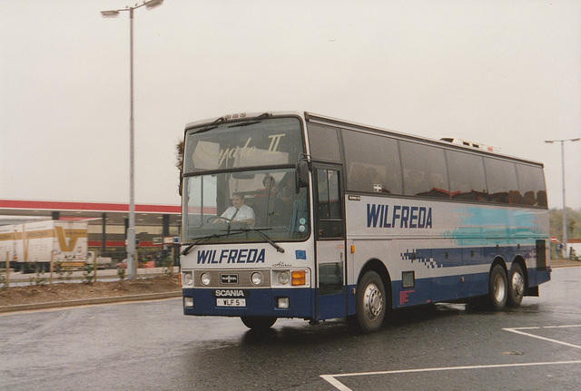 Wilfreda Luxury Coaches WLF 5 (G700 LKW) at Ferrybridge Service Area – 2 Oct 1992 (181-17)