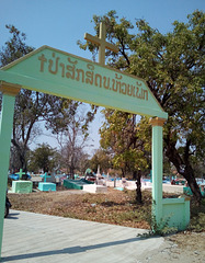 Laotian cemetery / Cimetière du Laos