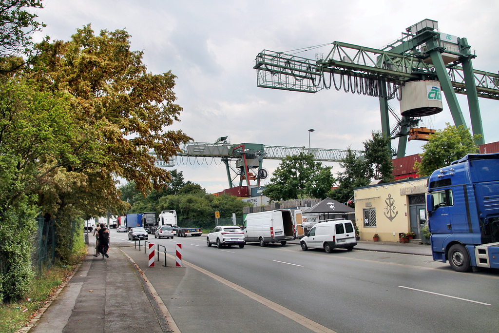 Kanalstraße, im Hintergrund die Kräne des Containerterminals (Hafen Dortmund) / 19.08.2023