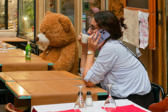 Un pauvre ours attendait qu'on décapsule sa bouteille mais la serveuse était occupée