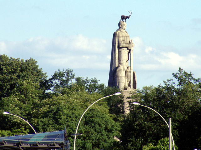 Bismarckdenkmal im Alten Elbpark mit Steinbock