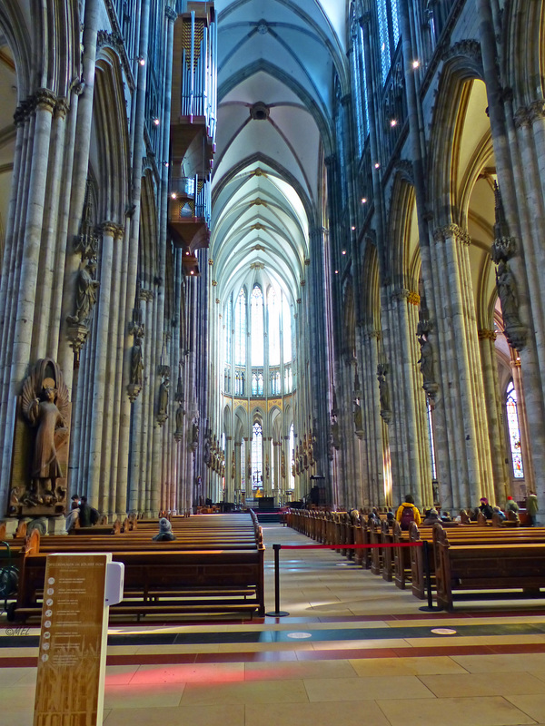 Blick in den Kölner Dom ...