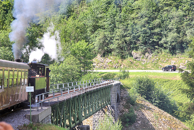 Fahrt über eine alte Eisenbahmbrücke