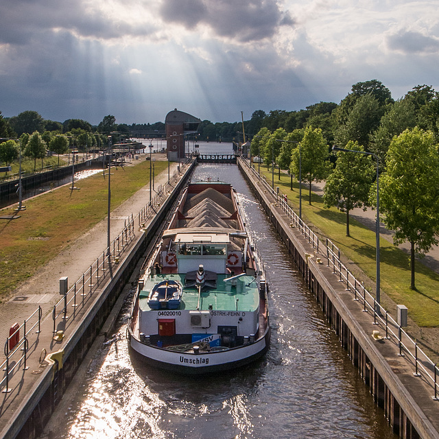 Lichtschleuse über Weserschleuse