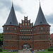 das Holstentor, wahrscheinlich das am meisten abgelichtete Objekt in Lübeck (© Buelipix)
