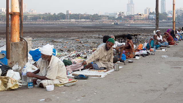 Bettler an der Haji Ali Dargah Moschee