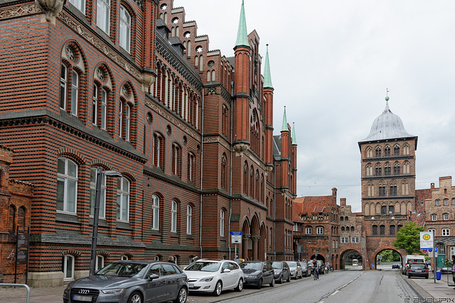 Burgstrasse und Burgtor (© Buelipix)