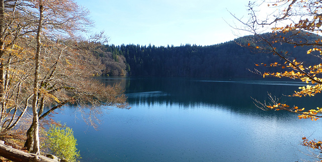 Clair-obscur au lac Pavin...