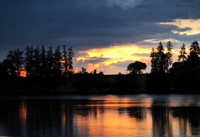 Reflet flou d'un soir / A blurred evening reflection [EXPLORER   )