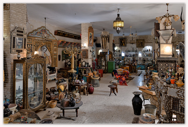 On peut trouver de tout. Souk de Tozeur.