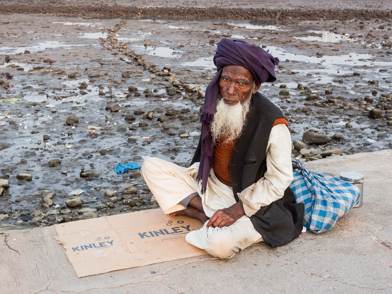 Bettler an der Haji Ali Dargah Moschee