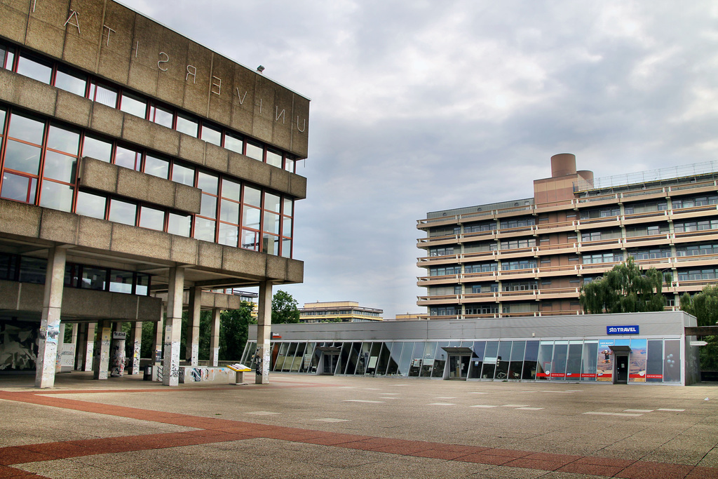 Platz vor der Universitätsbibliothek (Ruhr-Universität, Bochum-Querenburg) / 10.07.2021