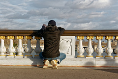Un photographe sur le pont Alexandre III