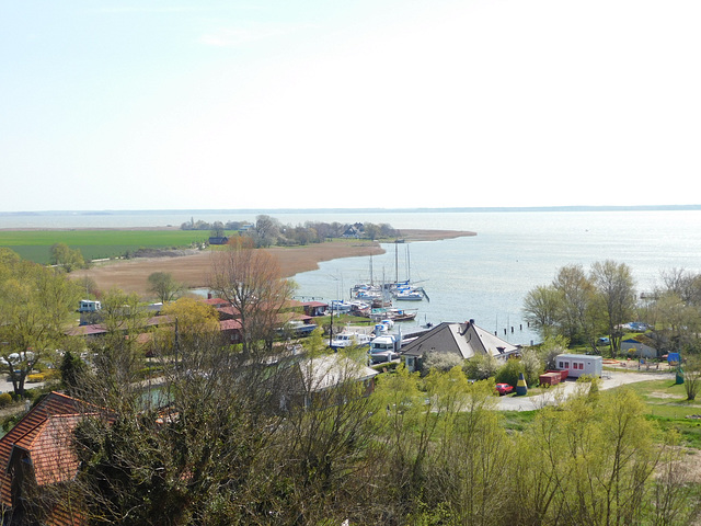 Blick vom Turm der ev. Kirche in Wustrow. Der Blick geht nach Süden über den Barther Bodden.