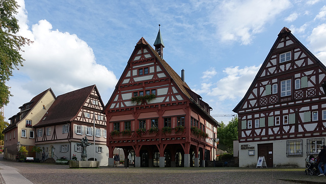 Vor vierzig Jahren abgesägt und hier platziert - das alte Rathaus in Plochingen am Neckar.