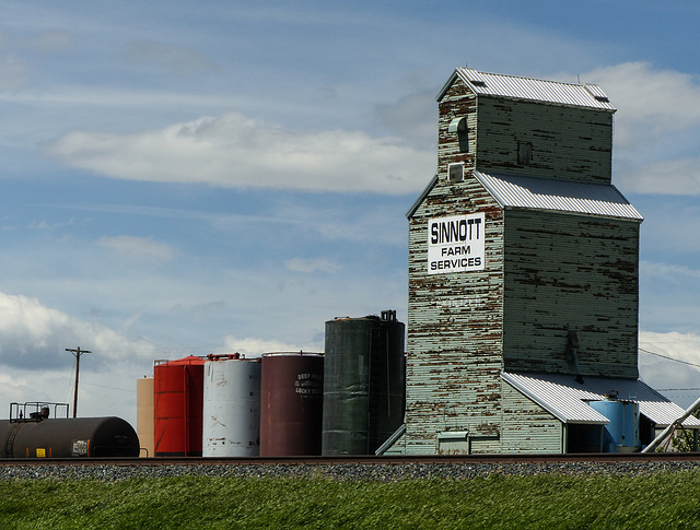 Alberta Wheat Pool fertilizer elevator in Pincher Station