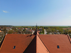 Blick vom Kirchturm über das Kirchendach in östliche Richtung