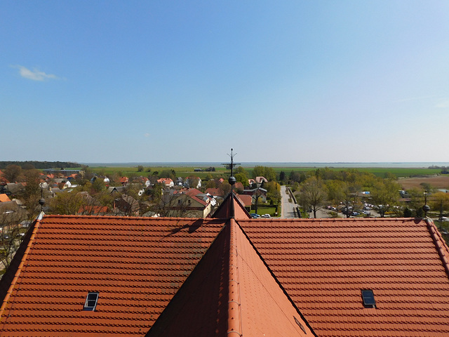 Blick vom Kirchturm über das Kirchendach in östliche Richtung