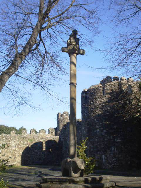 Pillory, supported by a stone pig.