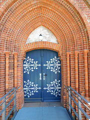 Blick auf das Westportal der Wustrower Kirche