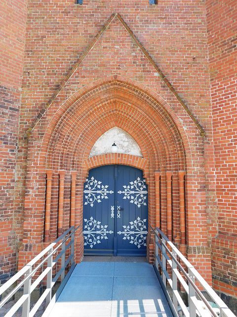 Blick auf das Westportal der Wustrower Kirche