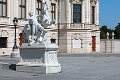 Schloss Belvedere - Prächtige Skulpturen am Oberen Belvedere